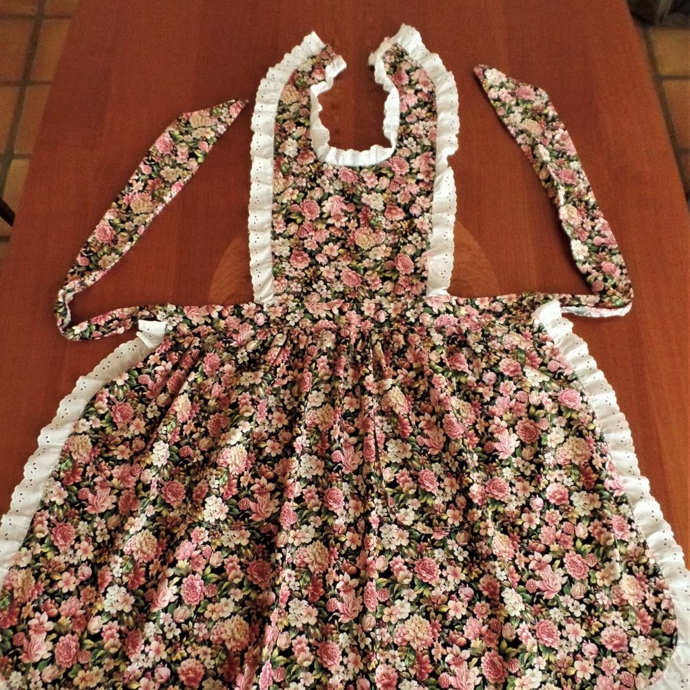 EUC- CUSTOM MADE, VINTAGE LOOK HOSTESS APRON